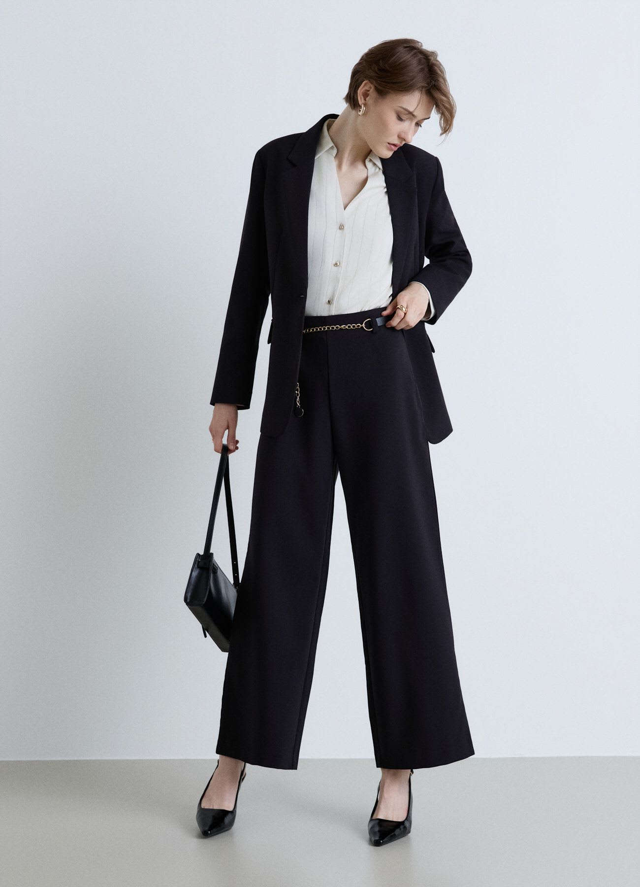 Pantaloni palazzo con cintura a catena
