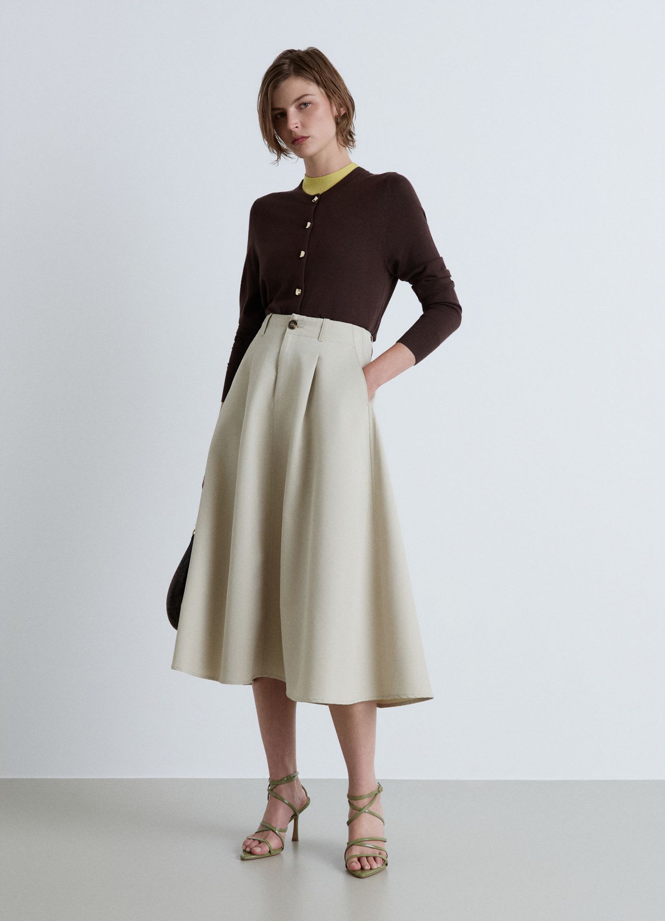 Cardigan girocollo con bottoni
