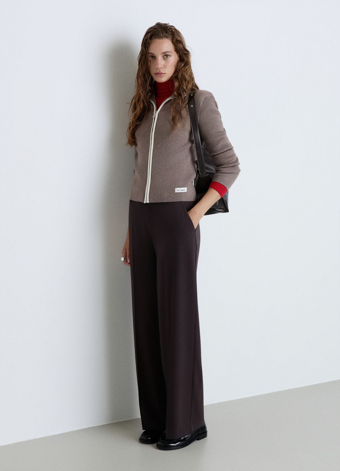 Cardigan a costine con zip e colletto