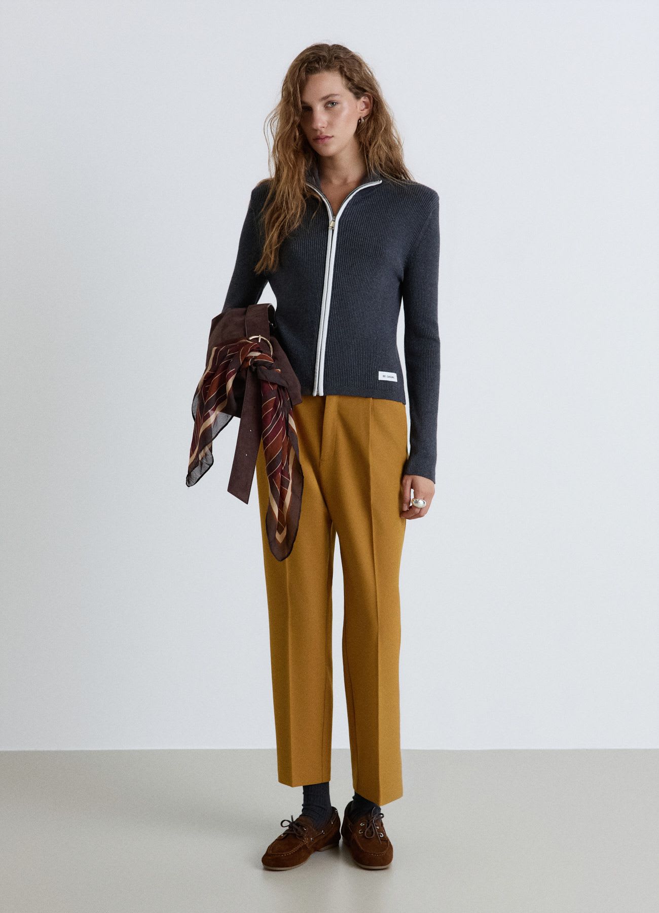 Cardigan a costine con zip e colletto