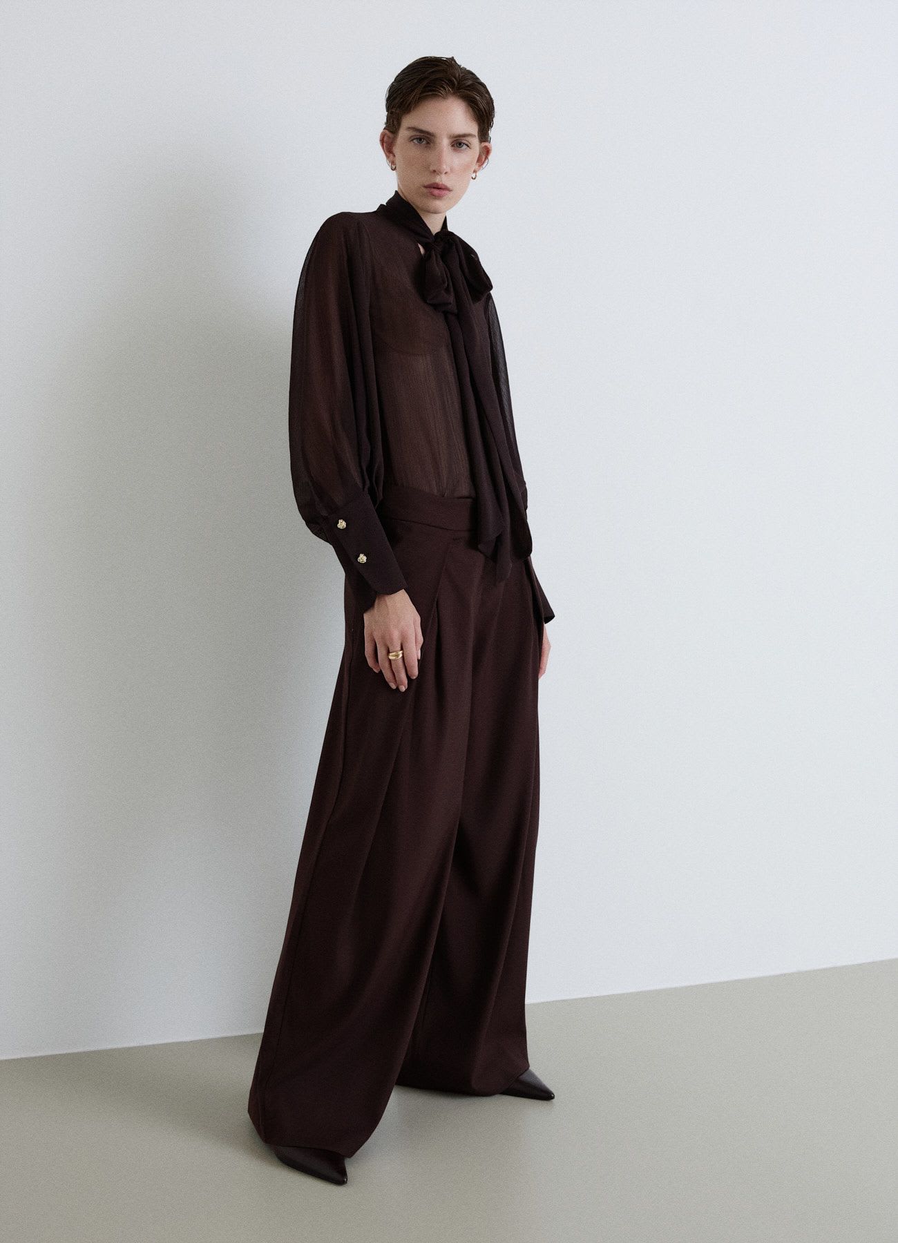 Pantaloni palazzo con pieghe e tasche alla francese