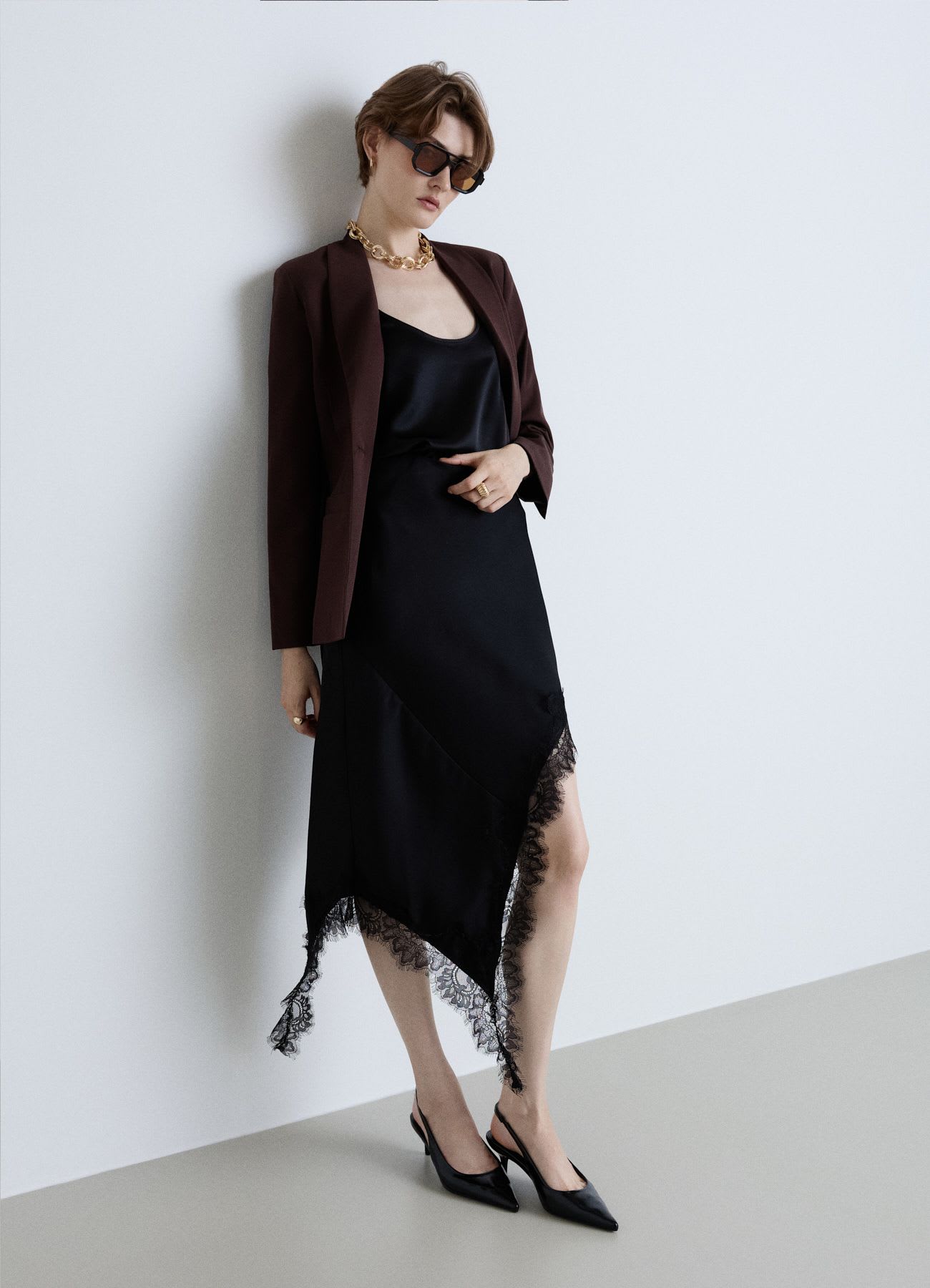Gonna asimmetrica similsatin con dettagli pizzo