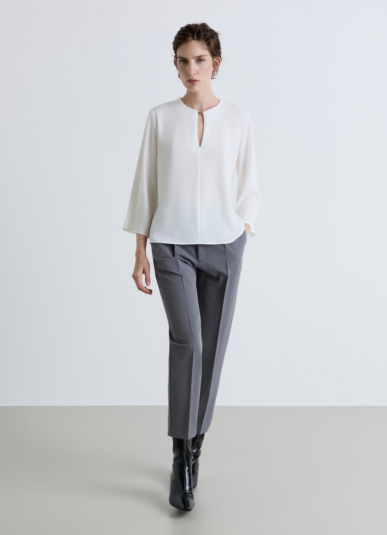 Blusa con apertura a goccia e dettaglio metallico