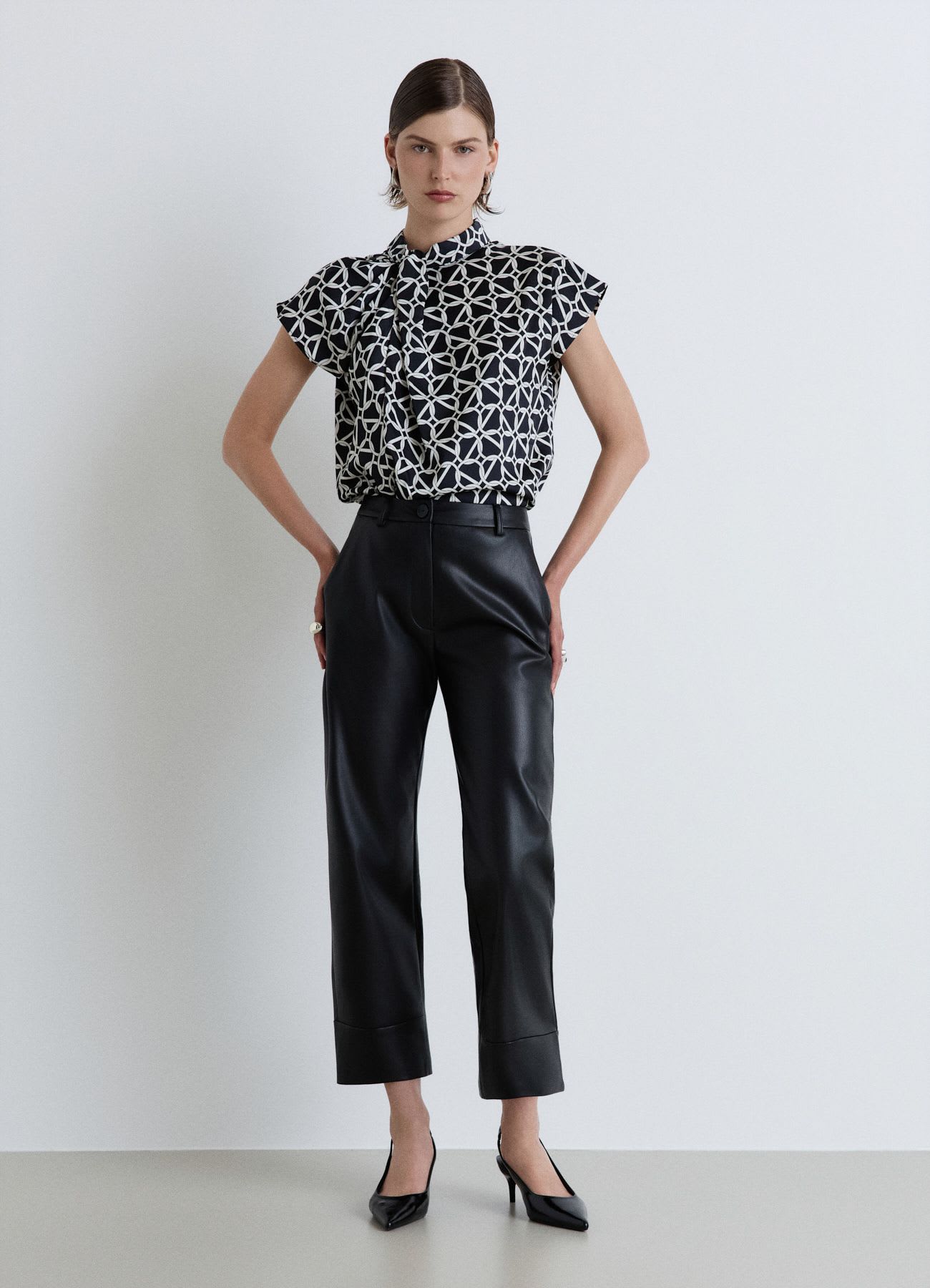 Blusa con collo coreano e fiocco stampa catena