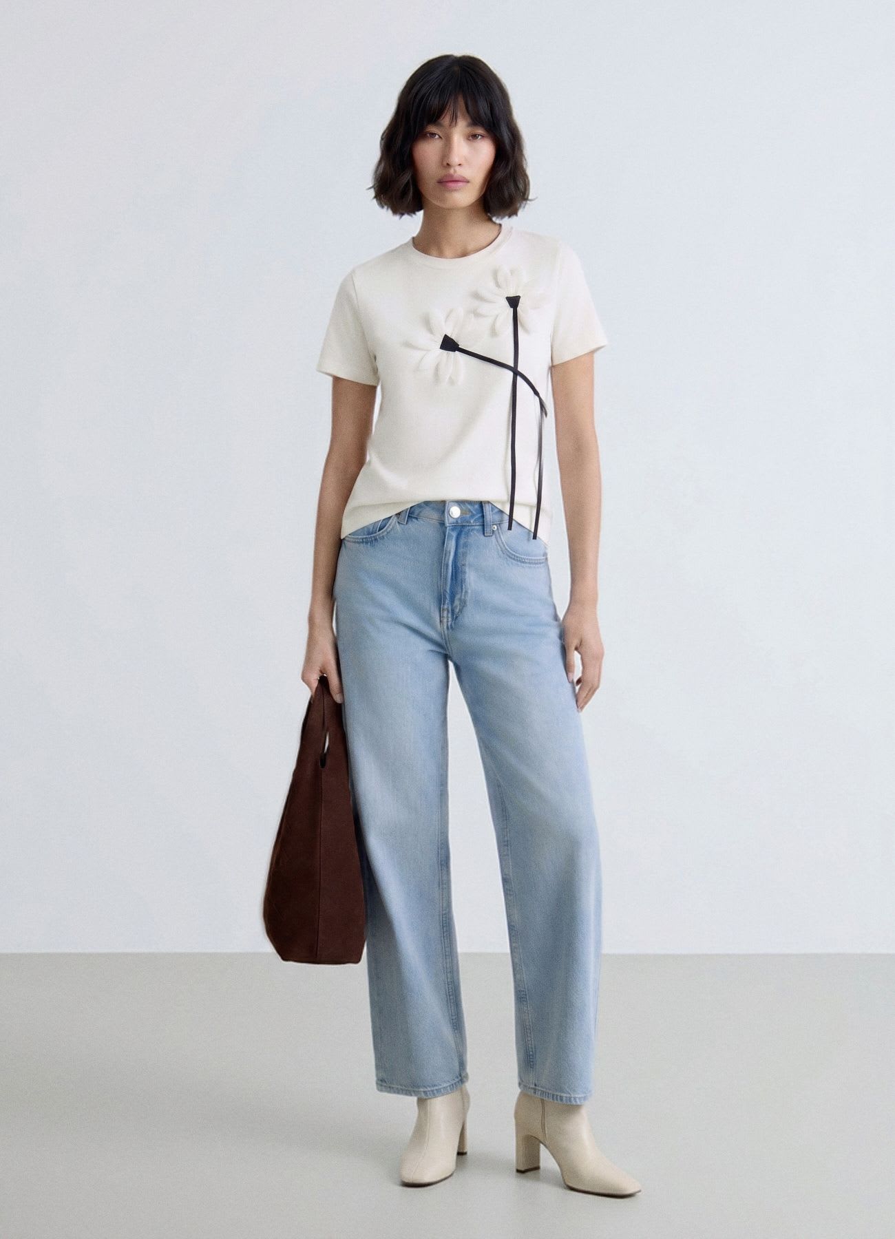 T-shirt con fiori applicati