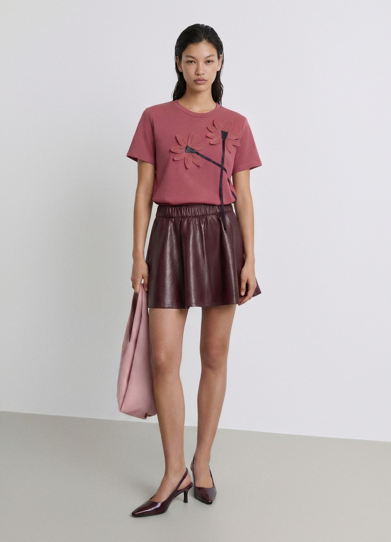 T-shirt con fiori applicati