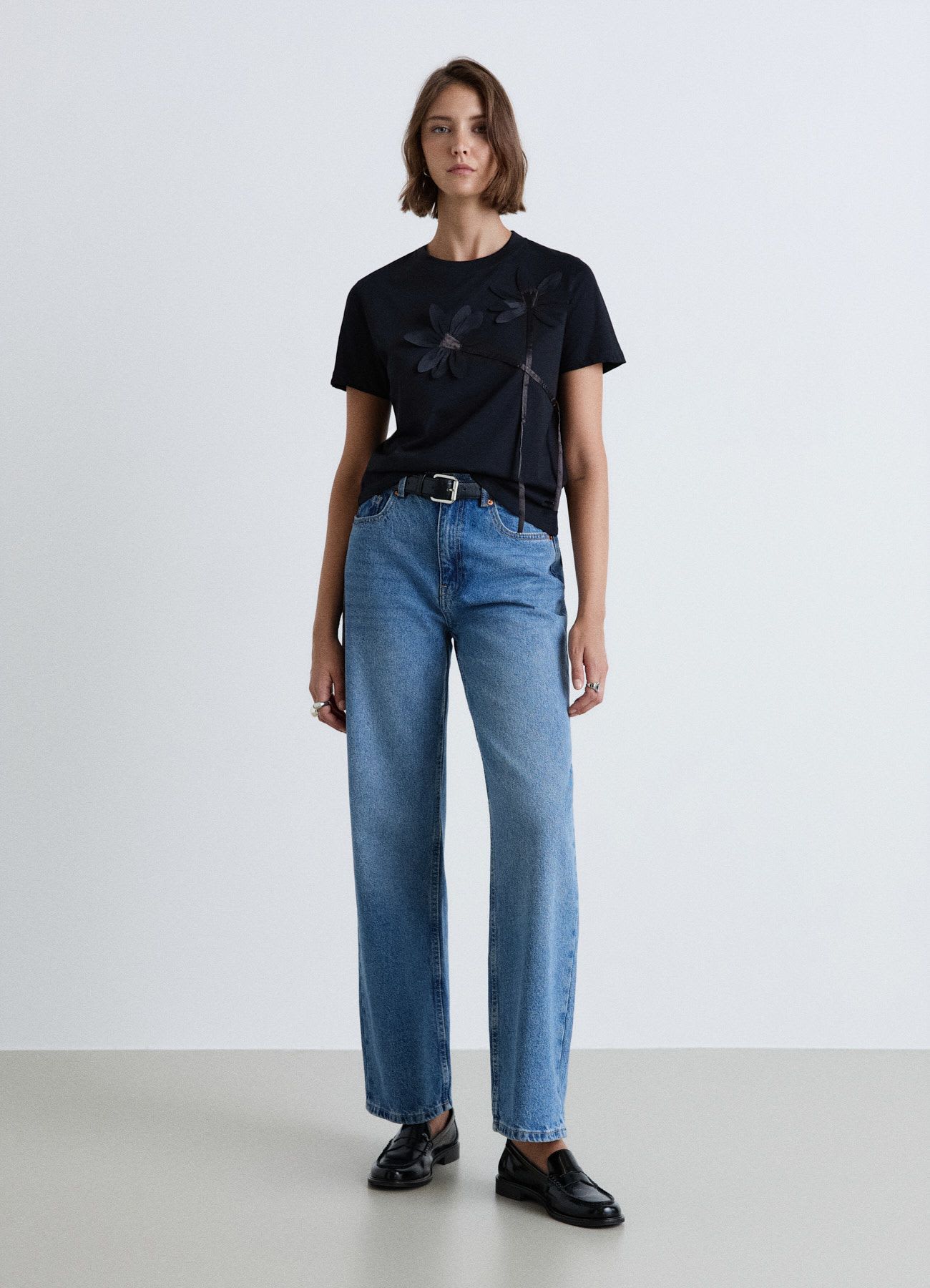 T-shirt con fiori applicati