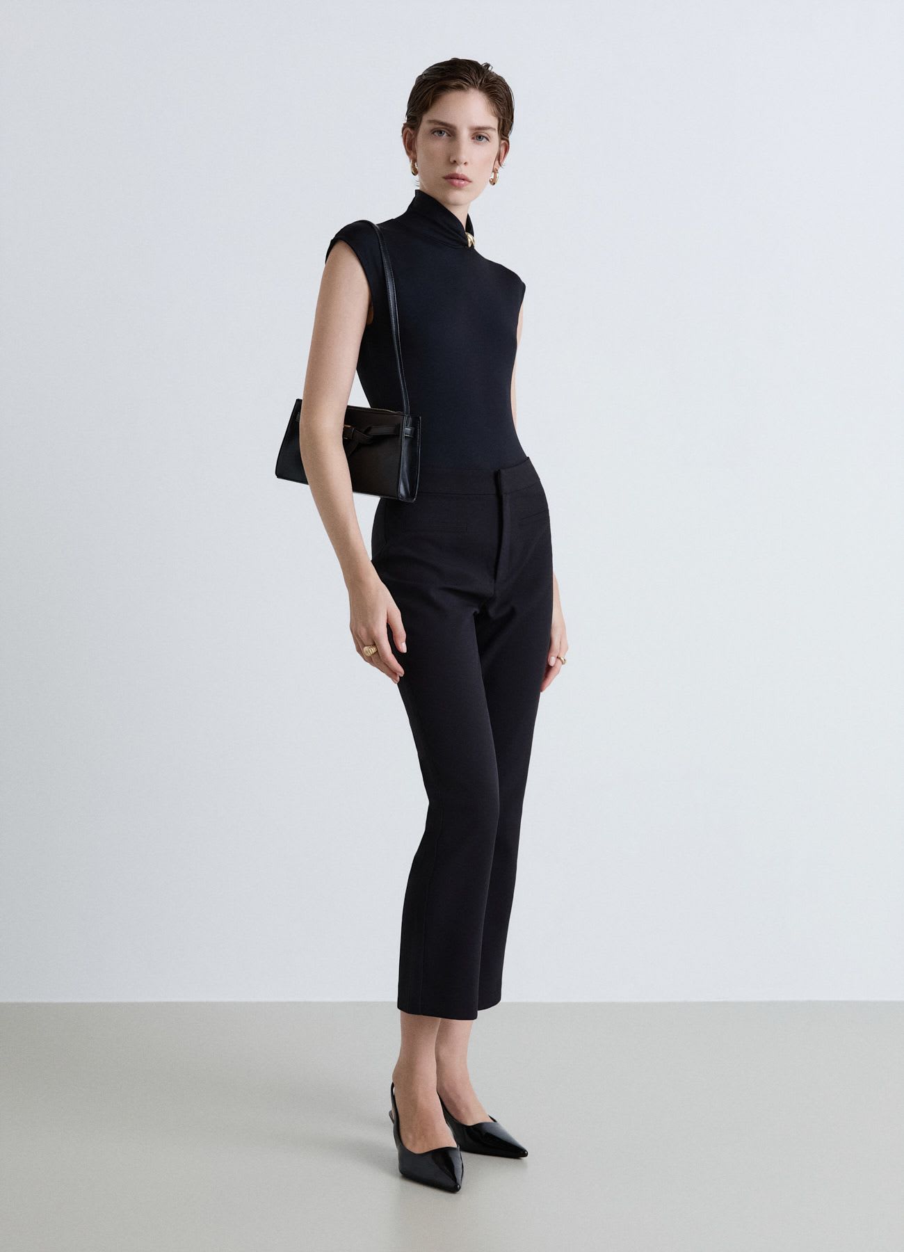 Body smanicato con collo alto e anello