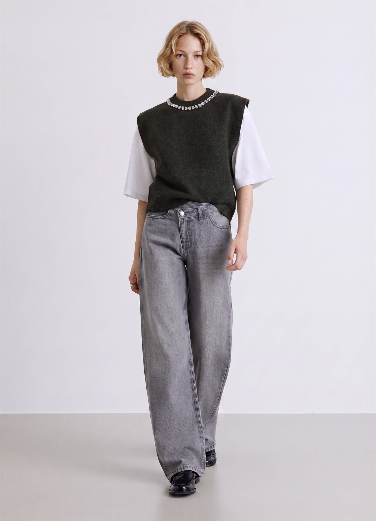 Jeans wide leg con patta asimmetrica