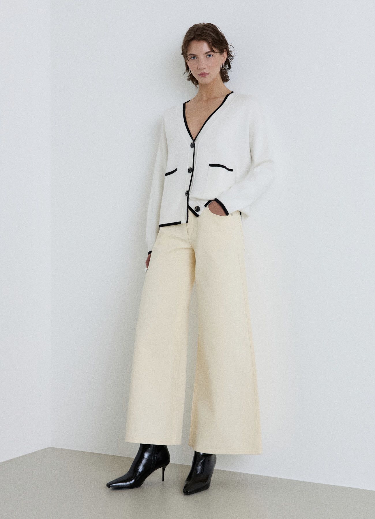 Cardigan con profili a contrasto e bottoni