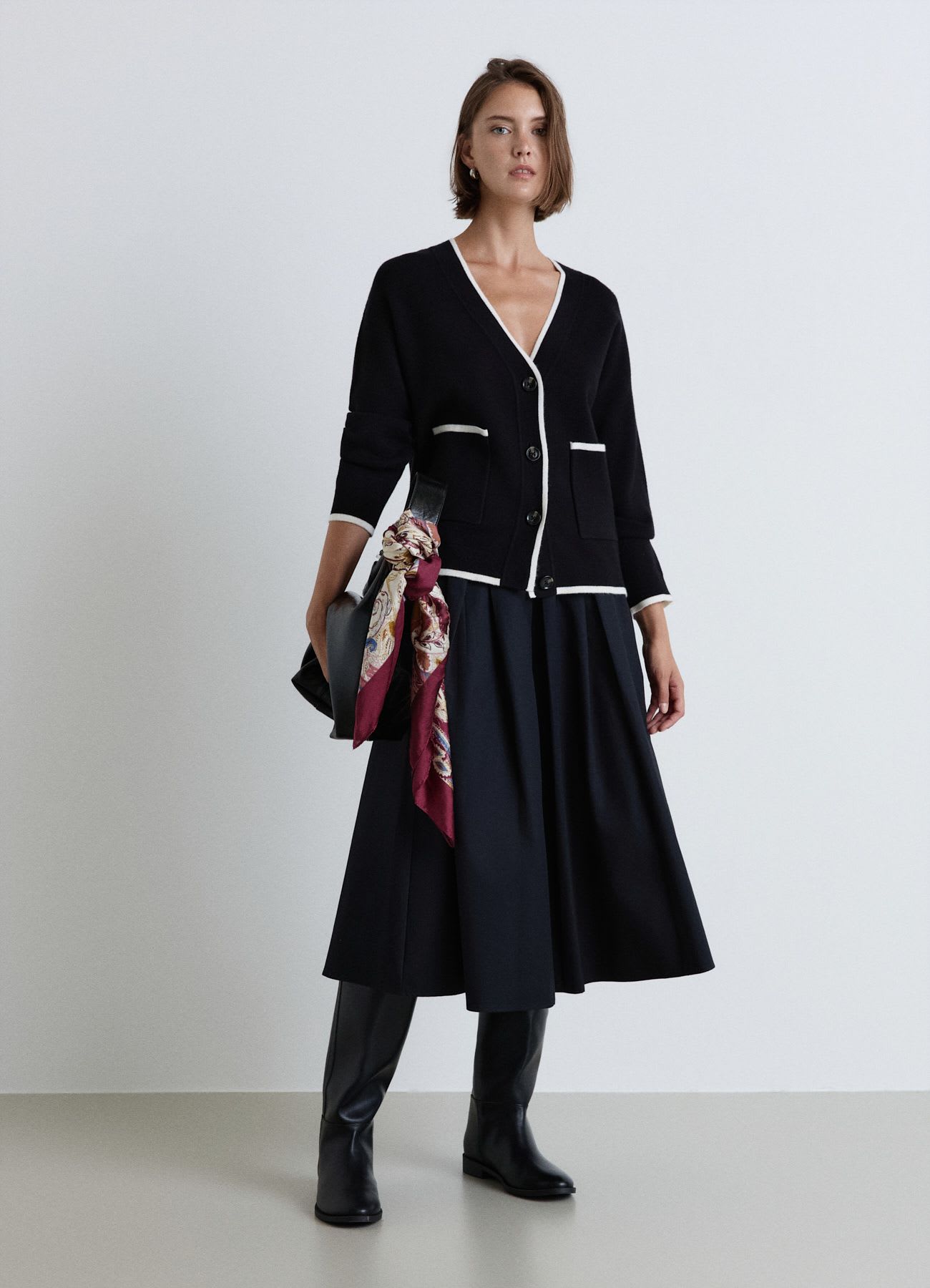 Cardigan con profili a contrasto e bottoni