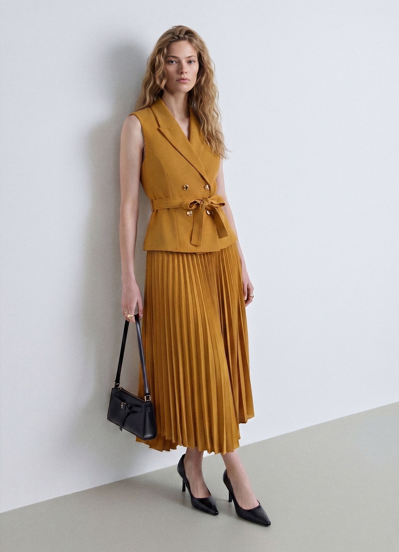 Vestito con corpetto gilet e gonna plissettata