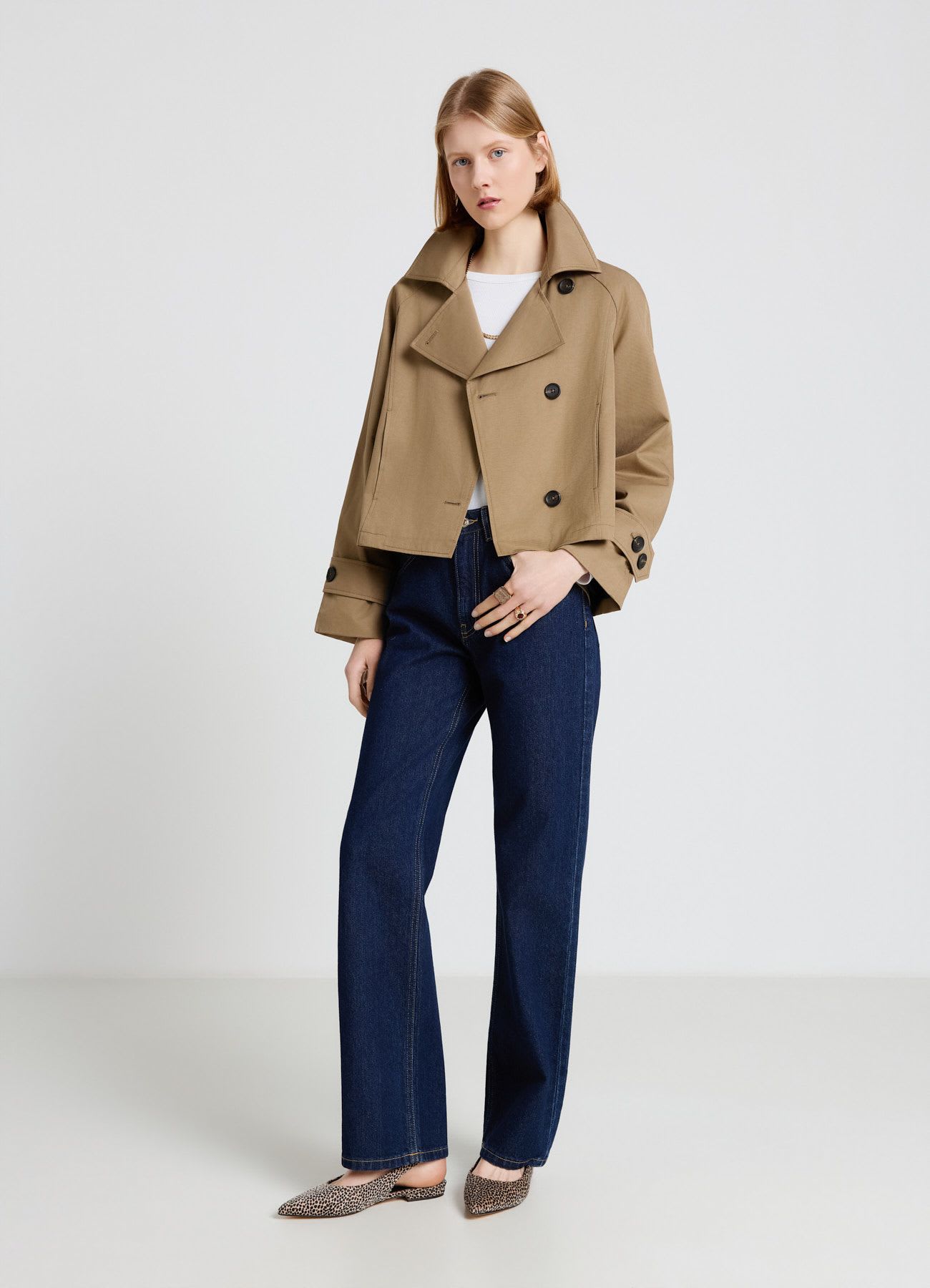 Trench corto con rever e bottoni