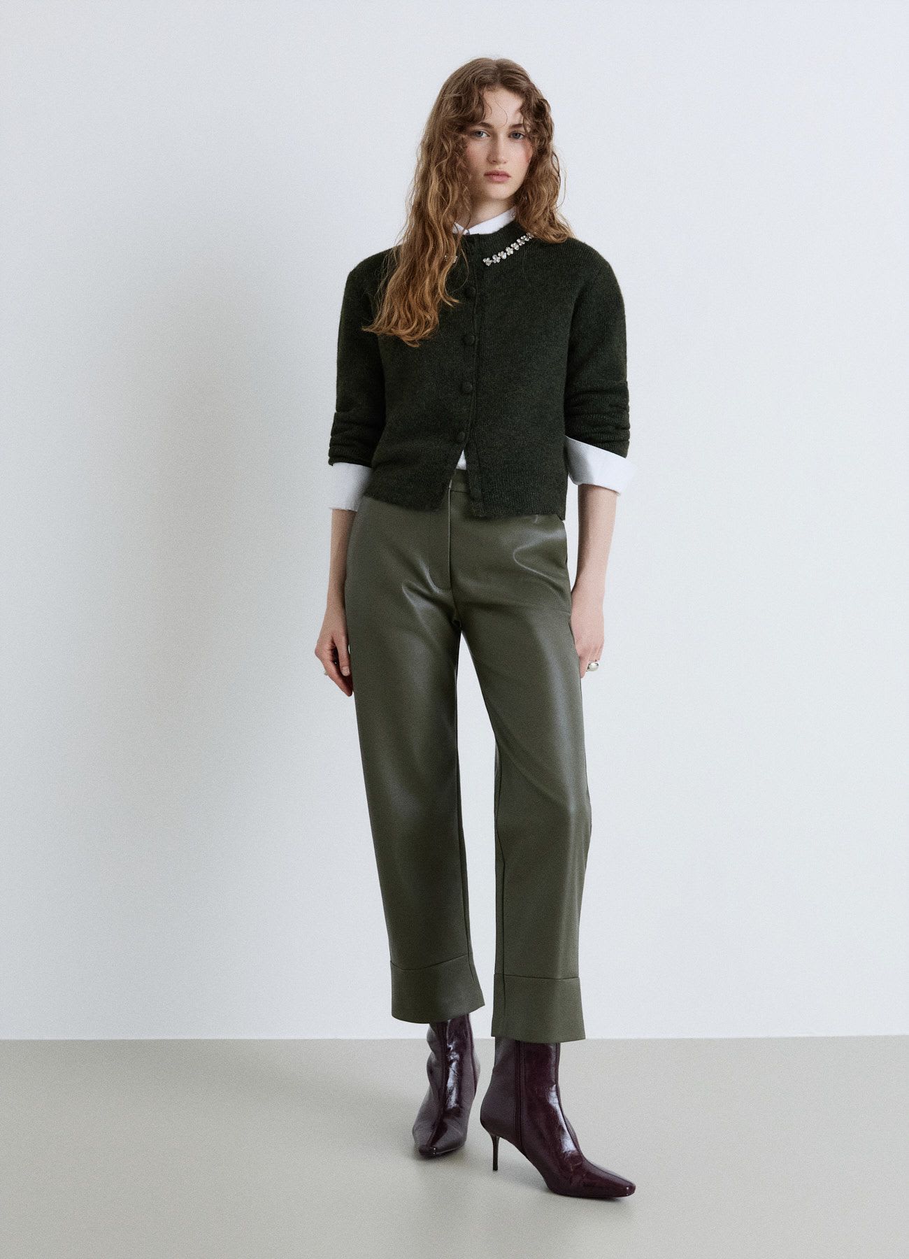 Cardigan con colletto gioiello e bottoni