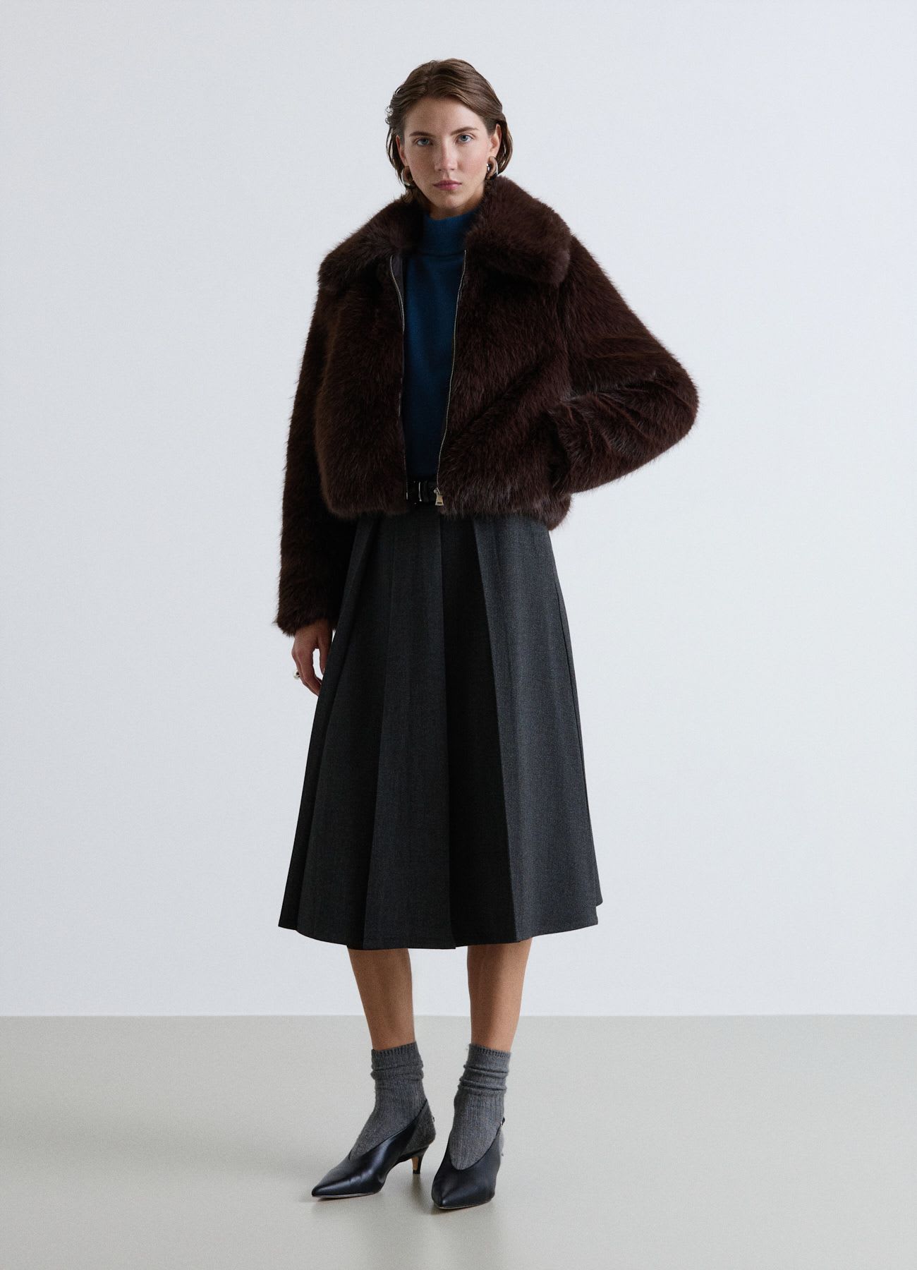 Bomber corto effetto pelo con zip