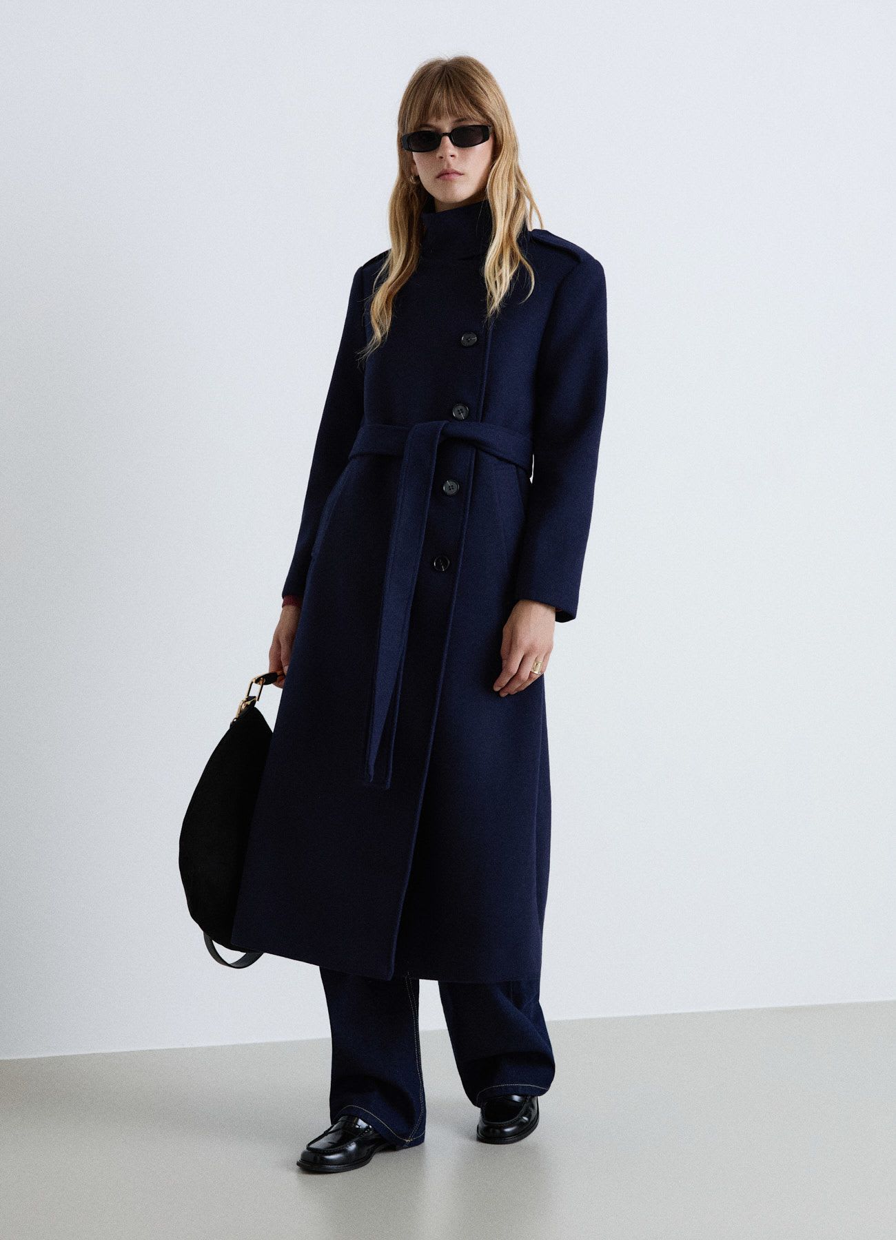 Cappotto lungo con collo alto e cintura