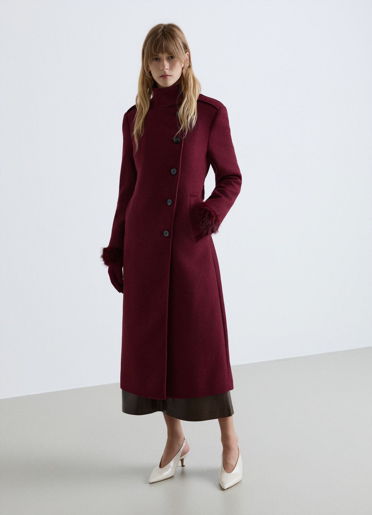 Cappotto lungo con collo alto e cintura
