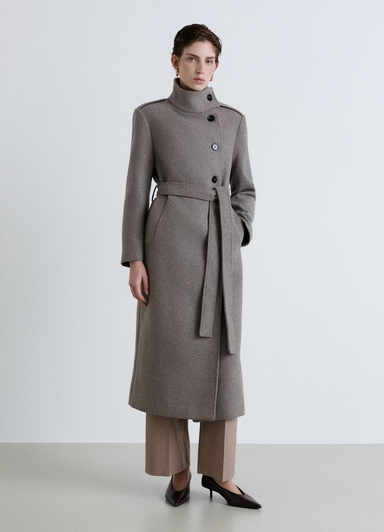 Cappotto lungo con collo alto e cintura