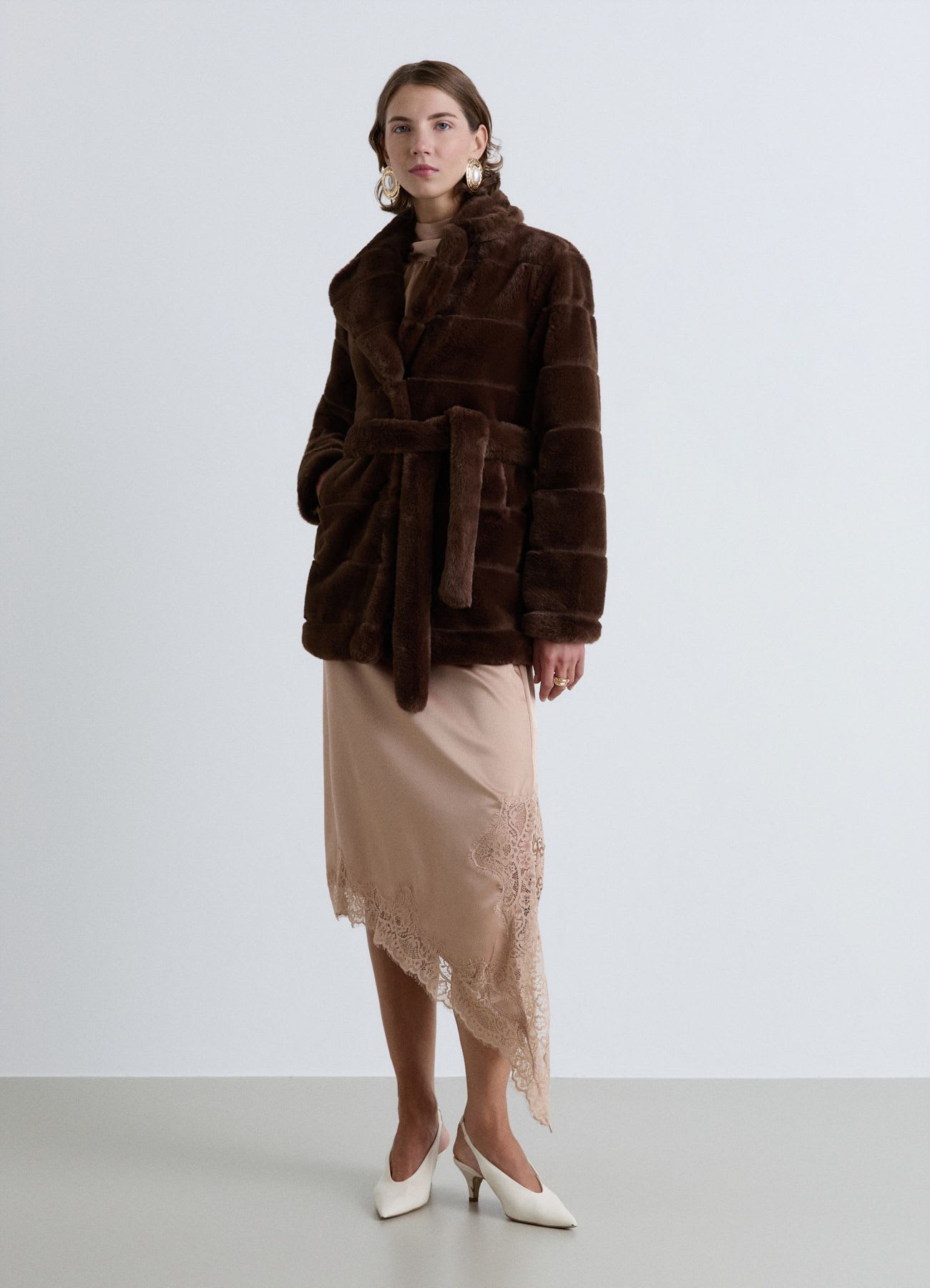 Cappotto corto effetto pelo con cintura