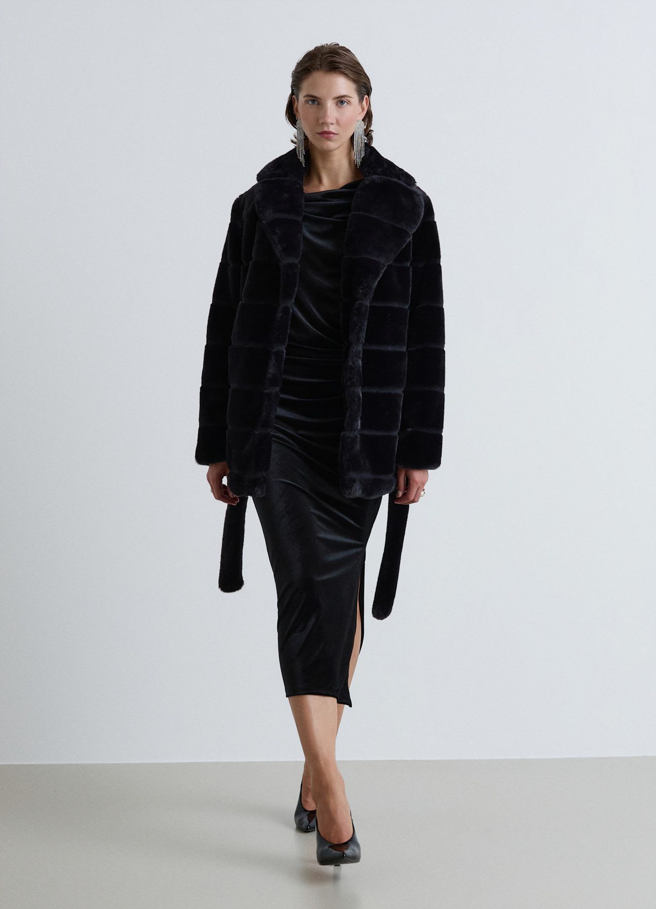Cappotto corto effetto pelo con cintura