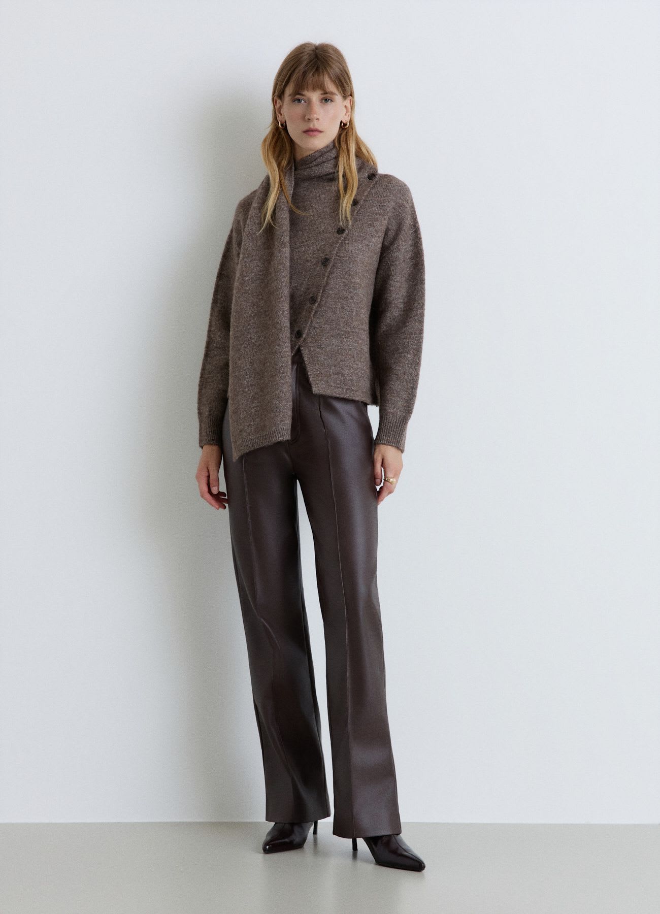 Cardigan con collo sciarpa e bottoni
