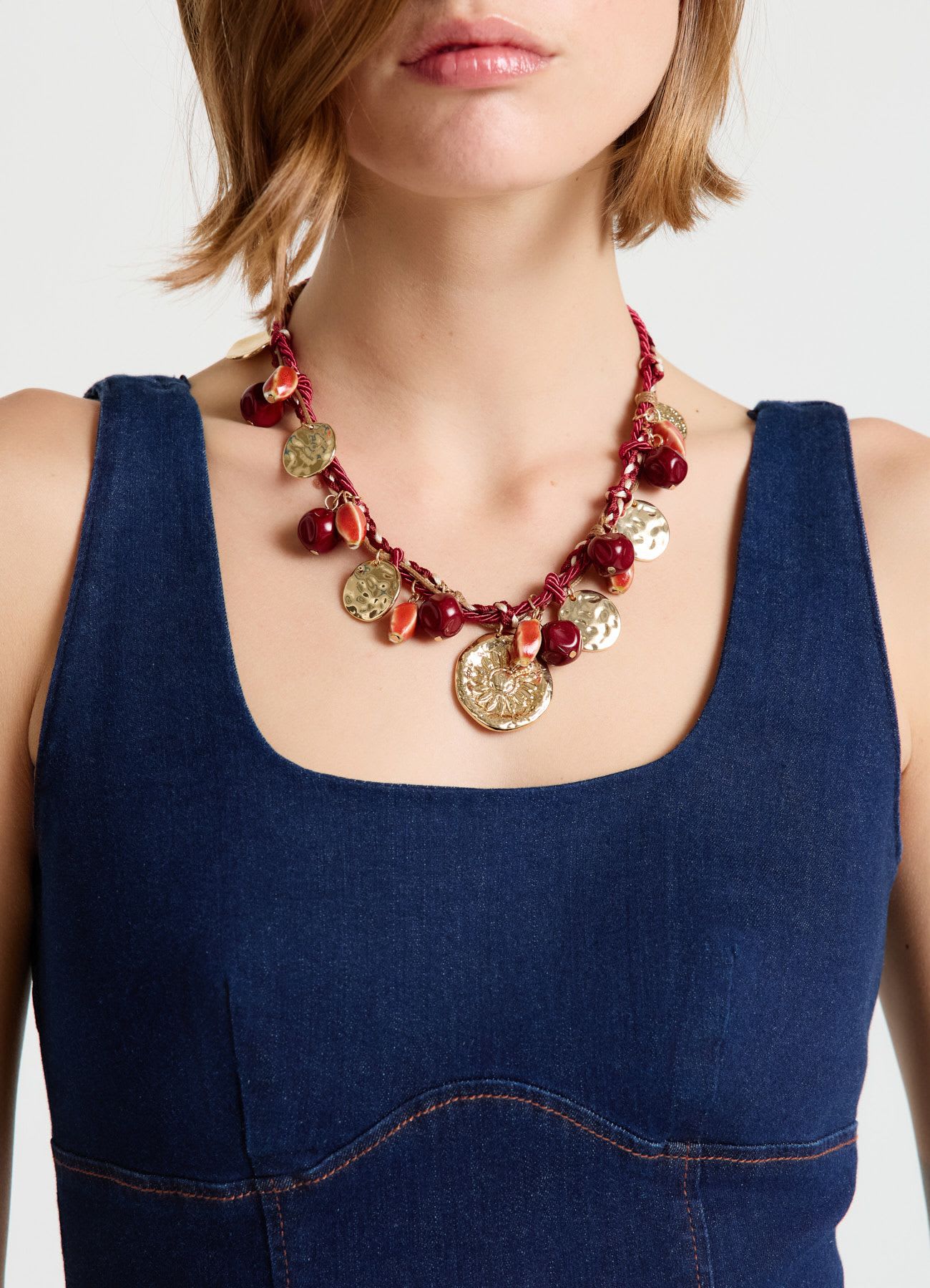 Collana con ciondoli martellati e perle decorative