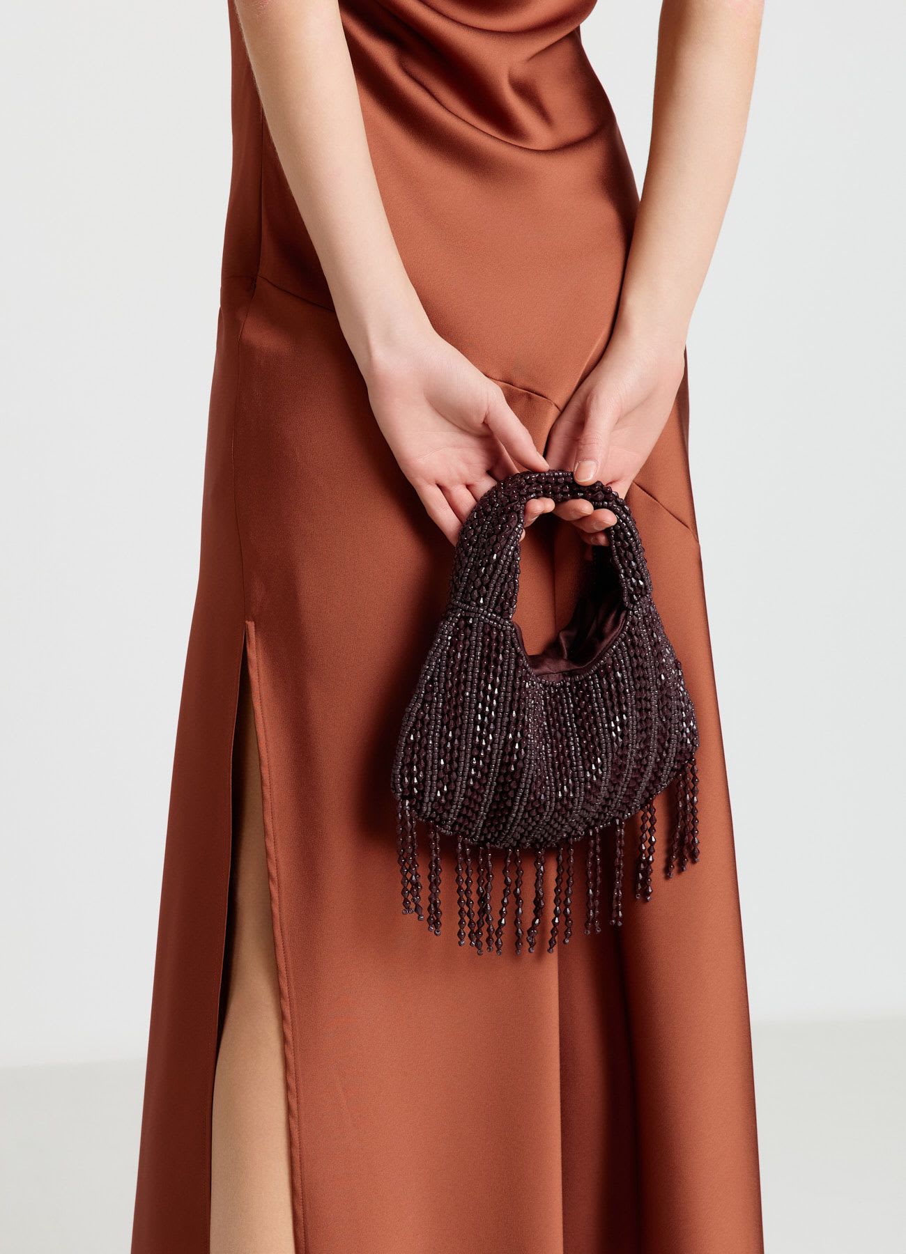 Borsa mezzaluna con perline e frange