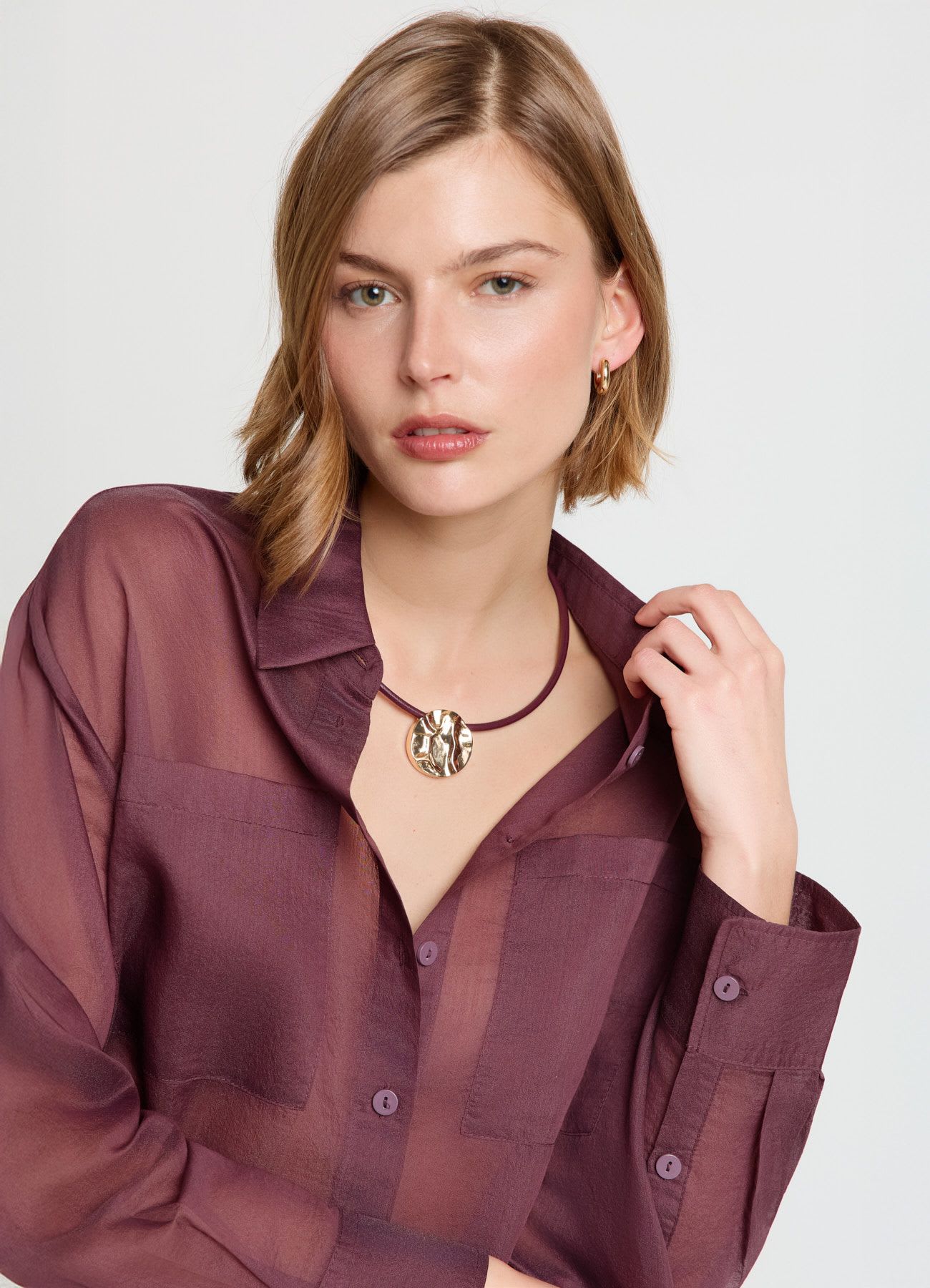 Collana effetto pelle con pendente martellato