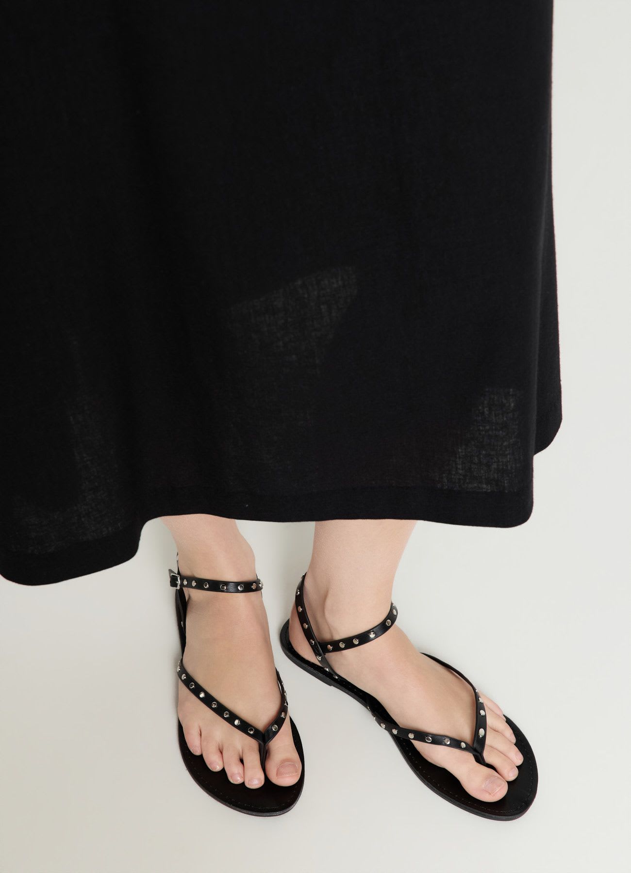Sandalo schiava flat con applicazioni
