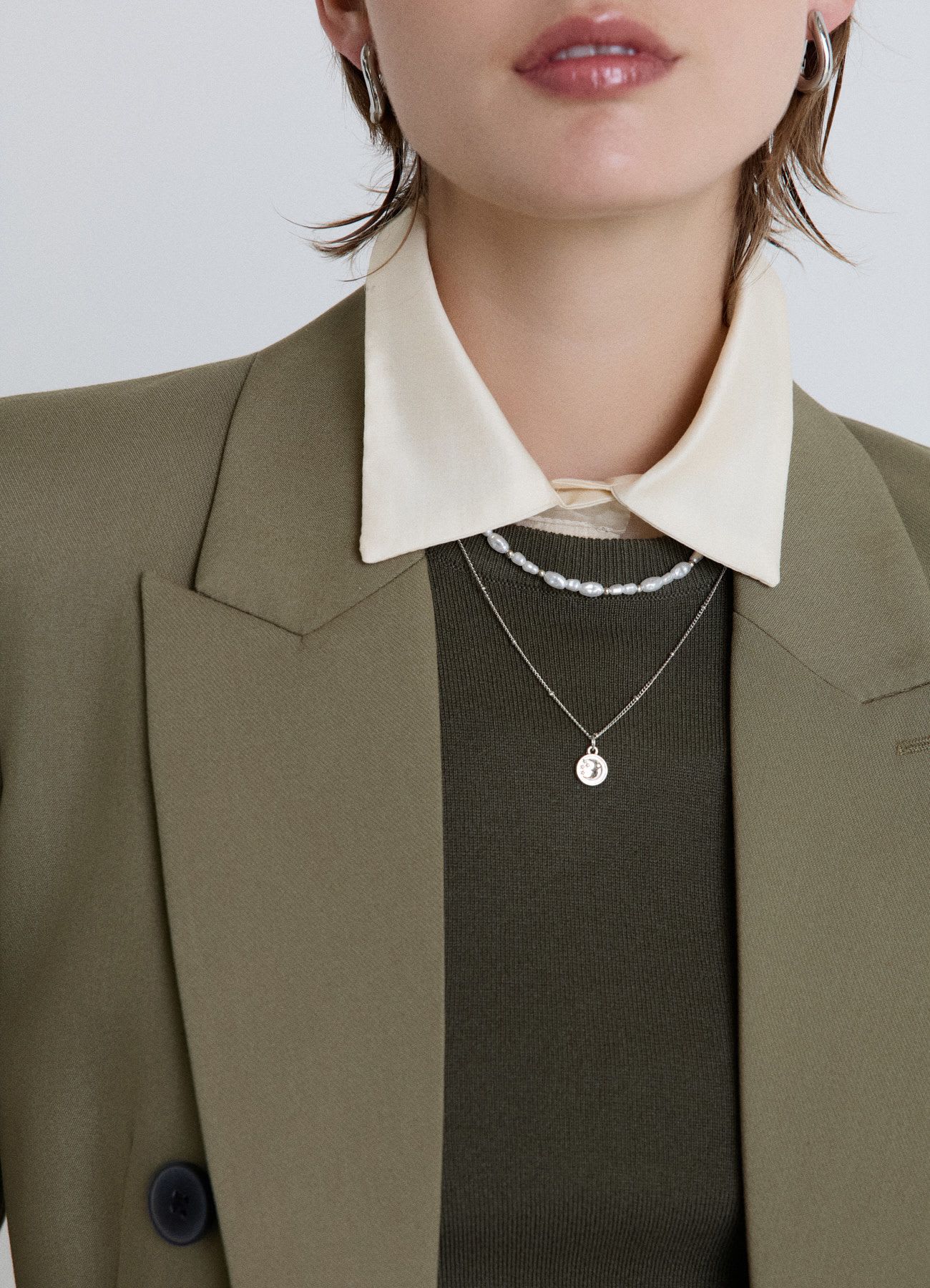 Collana multilayer con perle e ciondolo