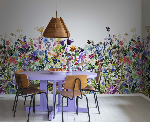 En blommande sommaräng målad i akvarell
