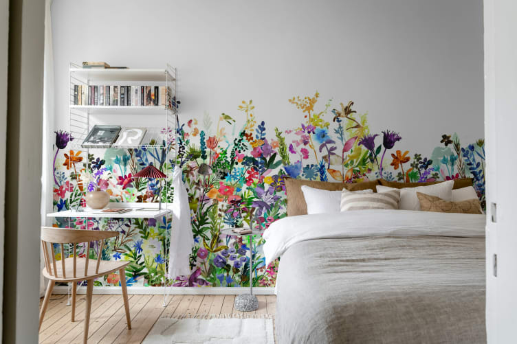 En blommande sommaräng målad i akvarell