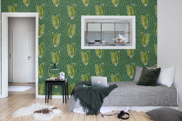Happy dots and lush palm leaves