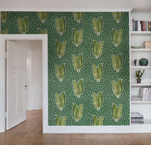 Happy dots and lush palm leaves