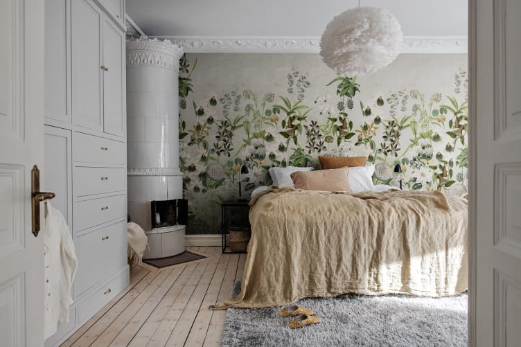 Gray wildflower mural