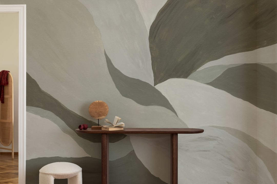 Murale verde con foglie dipinte astratte