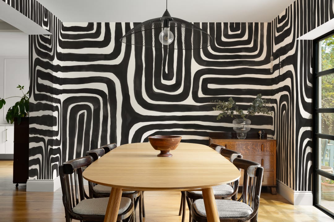 Mural geométrico de laberinto pintado a mano en monocromo