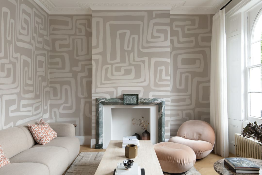 Mural de papel pintado a mano con motivo de laberinto en color beige