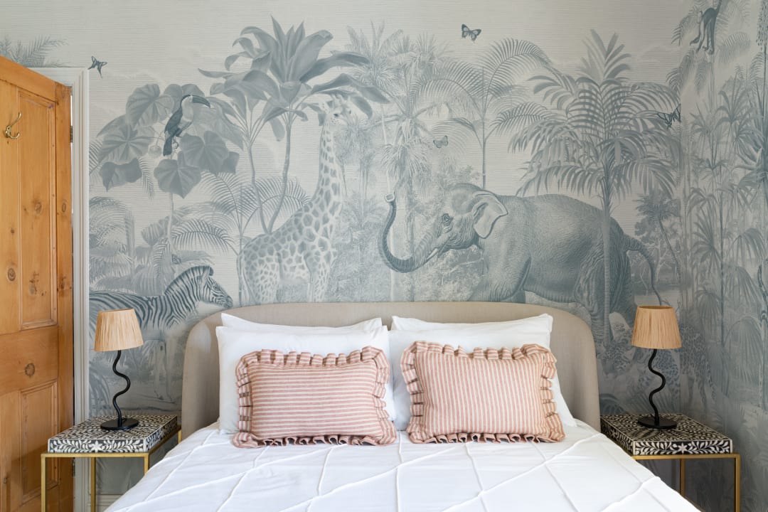 Mural de papel pintado en acuarela con animales de la jungla asiática azul