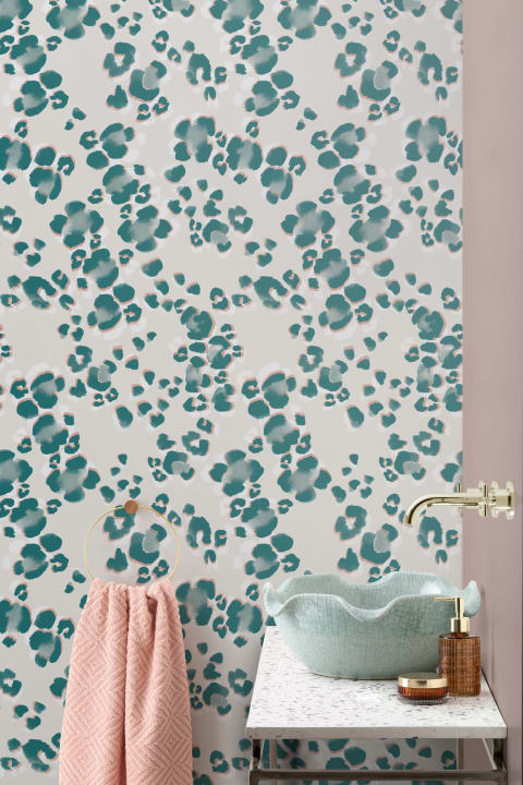 Papel de parede com padrão de repetição de manchas de leopardo maximalista em azul-petróleo