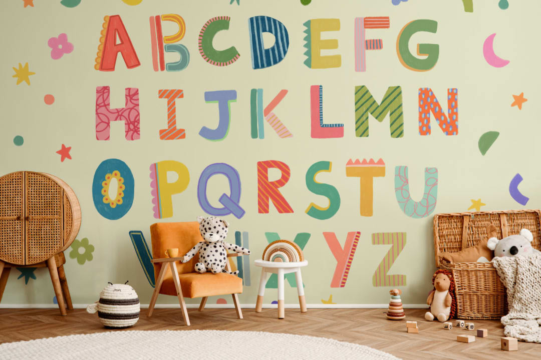 Murale verde per bambini con alfabeto colorato