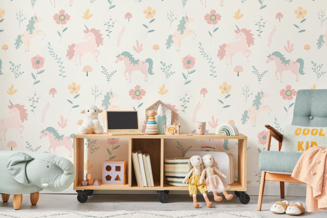 Papel de parede com padrão repetido de Unicórnios e Flores em Pastel