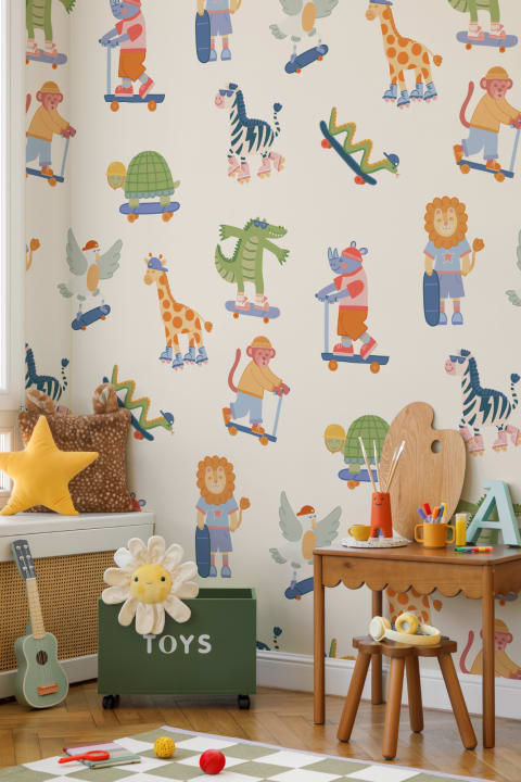Papier peint multicolore pour enfants : animaux ludiques et skateboarding