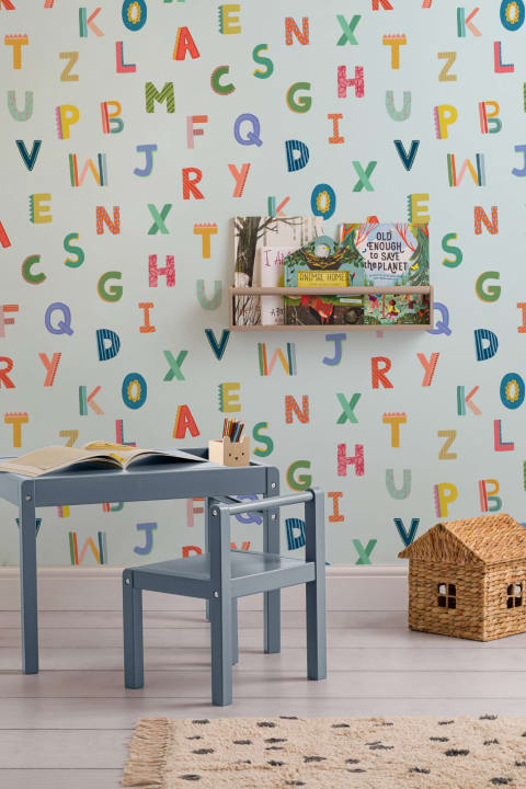 Carta da parati blu colorata per bambini con alfabeto