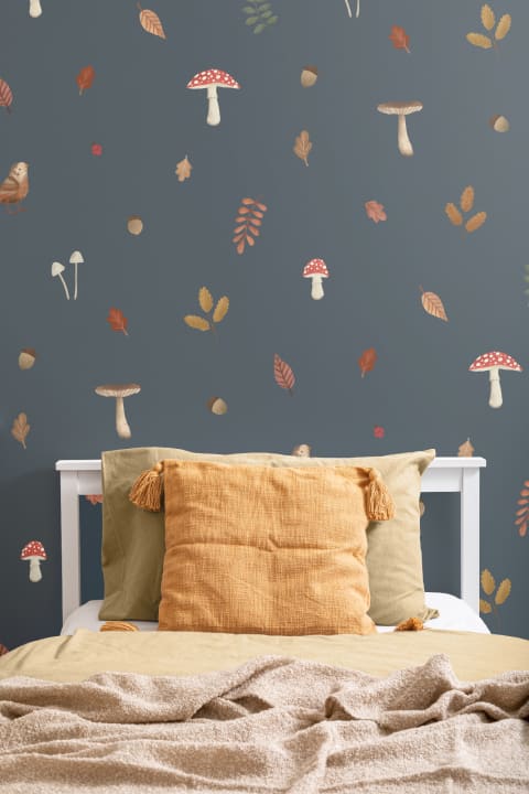 Carta da parati blu per bambini con uccelli del bosco, funghi e foglie