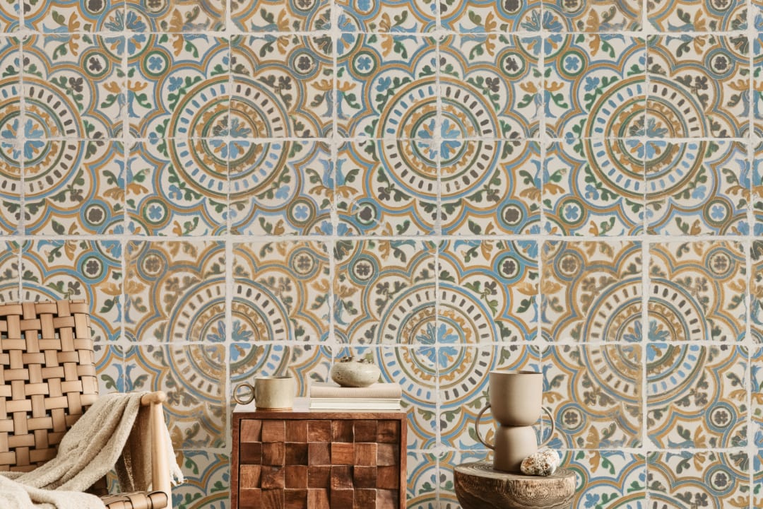 Mural de papel pintado multicolor inspirado en los azulejos mediterráneos