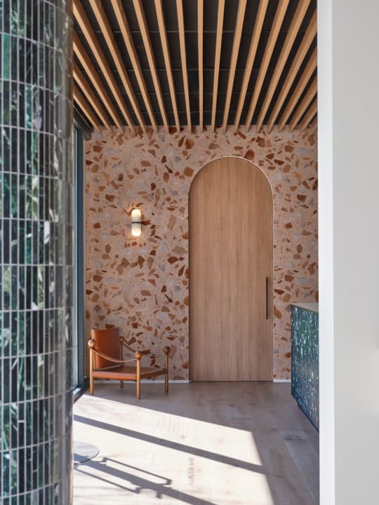 Carta da parati contemporanea con motivo terrazzo caldo