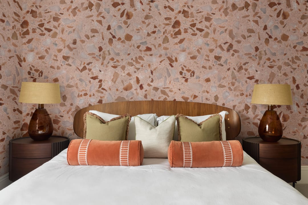 Murales de papel pintado contemporáneos con estampado de terrazo cálido