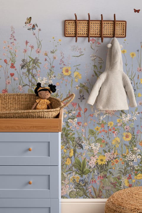 Papier peint panoramique bleu de fleurs sauvages et de papillons