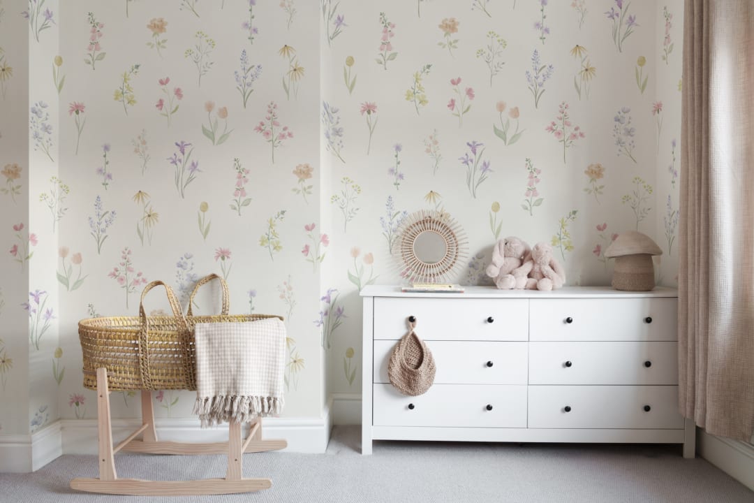 Papier peint panoramique à motif floral délicat multicolore pour des espaces paisibles